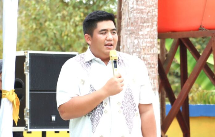 Bupati Bintan Roby Kurniawan saat temu wicara bersama masyarakat Desa Ekang Anculai, Kamis (05/10) di Halaman Kantor Desa Ekang Anculai. (Foto : abdi perdana - batamtv.com)