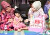 read news – Sisfa Anak Terlantar di Bintan Disambangi Hafizha Ramadhani Ketua TP-PKK Bintan, Hafizha Rahmadhani (kanan) mendatangi Sisfa , bocah yang sempat terlantar di rumah ibu asuhnya, Jumat (06/10) di Gang Kapas, Desa Lancang Kuning. (Foto : abdi perdana -a batamtv.com)_
