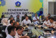 read news – Osits Pimpin Rapat Evaluasi Pelaksanaan Program Percepatan Penanggulangan Kemiskinan Osit menyebut rapat ini bertujuan mengevaluasi pelaksanaan Program Percepatan Penanggulangan Kemiskinan yang dilaksanakan. Juga perihal Pemanfaatan Basis Data Terpadu untuk Program Penanggulangan Kemiskinan, Senin (23/10/2023). (Foto : abdi perdana - batamtv.com)