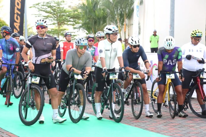 Wakil Bupati Bintan, Ahdi Muqsith melepas  para peserta event Gran Fondo 2023 di Bintan. Dia sangat senang karena event pariwisata bertaraf internasional akhirnya bisa kembali hadir di Bintan. (Foto : abdi perdana - batamtv.com)