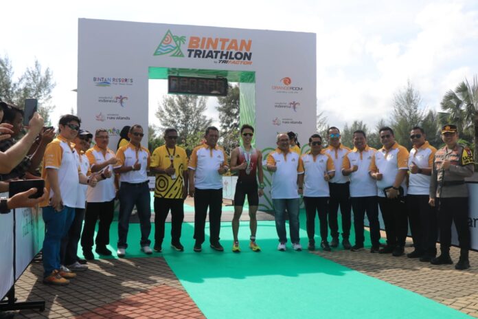 Flag Off Bintan Triathlon kategori Enduro (101,5 km), Olympic (51,5 km) dan Sprint (25,75 km) dihadiri Wakil Bupati Bintan, Ahdi Muqsith (keenam dari kanan) beserta FKPD Bintan mendampingi Gubernur Kepri, Ansar Ahmad.(Foto : abdi perdana - batamtv.com)