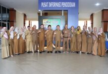 read news – Wakil Bupati Bintan Ahdi Muqsith Kunjungi Beberapa OPD Wakil Bupati Bintan, Ahdi Muqsith (kedelapan dari kanan) dengan mengunjungi beberapa OPD yang ada di Komplek Perkantoran Bandar Seri Bentan, Senin (23/10). (Foto : abdi perdana - batamtv.com)