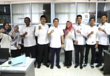 read news – Beri Semangat ke Pegawai, Wakil Bupati Bintan Datangi Ruangan Kerja Sekretariat Daerah Kabupaten Bintan disambangi Wabup Bintan Ahdi Muqsith (kelima dari kanan) dalam rangka bersilaturahmi sekaligus memberi motivasi dalam menjalankan tugas. Hal ini dikatakan Osit selain sebagai pengenalan, dukungan dan motivasi juga harus menjadi tumpuan dalam meningkatkan kinerja. (Foto : abdi perdana - batamtv.com)