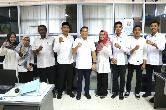 Sekretariat Daerah Kabupaten Bintan disambangi Wabup Bintan Ahdi Muqsith (kelima dari kanan) dalam rangka  bersilaturahmi sekaligus memberi motivasi dalam menjalankan tugas. Hal ini dikatakan Osit selain sebagai pengenalan, dukungan dan motivasi juga harus menjadi tumpuan dalam meningkatkan kinerja. (Foto : abdi perdana - batamtv.com)