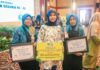 read news – Kader PKK BINTAN Ukir Prestasi dalam B2SA Kepri Ketua TP-PKK Bintan, Hafizha Rahmadhani (tengah) menyampaikan apresiasi terhadap para kadernya yang berhasil meraih prestasi membanggakan diukir PKK Bintan. Apresiasi untuk semua ibu-ibu hebat Kamis (26/10) di Aula Wan Seri Beni, Dompak. (Foto : abdi perdana - batam.com)