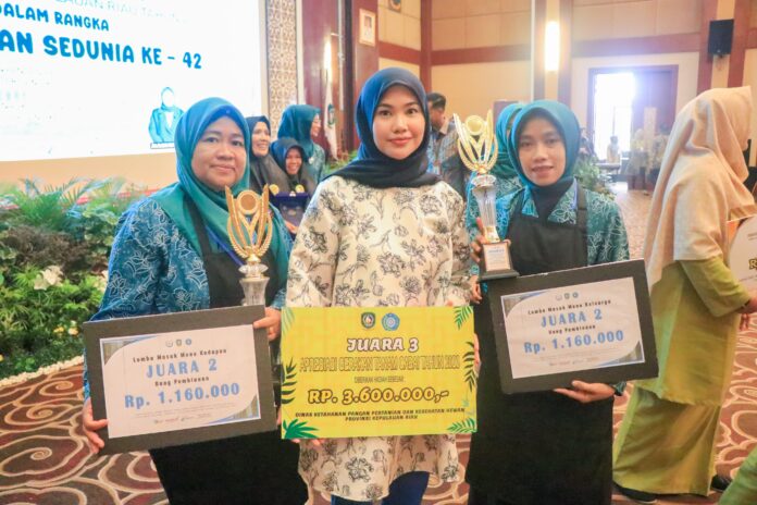 Ketua TP-PKK Bintan, Hafizha Rahmadhani (tengah) menyampaikan apresiasi terhadap para kadernya yang berhasil meraih prestasi membanggakan diukir PKK Bintan. Apresiasi untuk semua ibu-ibu hebat Kamis (26/10) di Aula Wan Seri Beni, Dompak. (Foto : abdi perdana - batam.com)