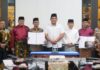 read news – NPHD Ditandatangani oleh Bupati, KPU dan Bawaslu Bintan Penandatanganan yang dilakukan Bupati Bintan, Roby Kurniawan (tengah) didampingi Wakil Bupati Bintan, Ahdi Muqsith bersama Komisi Pemilihan Umum (KPU) Bintan dan Badan Pengawas Pemilu (Bawaslu) Bintan dalam rangka penyelenggaraan serta pengawasan Pemilihan Kepala Daerah (Pilkada) 2024 mendatang.. (Foto : abdi perdana - batamtv.com)