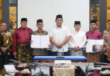 read news – NPHD Ditandatangani oleh Bupati, KPU dan Bawaslu Bintan Penandatanganan yang dilakukan Bupati Bintan, Roby Kurniawan (tengah) didampingi Wakil Bupati Bintan, Ahdi Muqsith bersama Komisi Pemilihan Umum (KPU) Bintan dan Badan Pengawas Pemilu (Bawaslu) Bintan dalam rangka penyelenggaraan serta pengawasan Pemilihan Kepala Daerah (Pilkada) 2024 mendatang.. (Foto : abdi perdana - batamtv.com)