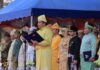read news – Bupati Bintan Roby Kurniawan Sampaikan Amanat di Hari Sumpah Pemuda Bupati Bintan Roby Kurniawan (tanjak kuning) membacakan amanat saat menjadi pembina upacara dalam peringatan Sumpah Pemuda Sabtu (28/10/2023) tingkat Kabupaten Bintan dilaksanakan di Lapangan Relief Antam Kijang, Sabtu (28/10). (Foto : abdi perdana - batamtv.com)