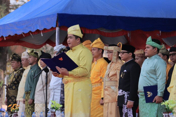 Bupati Bintan Roby Kurniawan (tanjak kuning) membacakan amanat saat menjadi pembina upacara dalam peringatan Sumpah Pemuda Sabtu (28/10/2023)  tingkat Kabupaten Bintan dilaksanakan di Lapangan Relief Antam Kijang, Sabtu (28/10).  (Foto : abdi perdana - batamtv.com)
