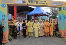 read news – Kemeriahan Peringatan Hari Sumpah Pemuda di Bintan Mulai dari Bupati Bintan Roby Kurniawan (tengah tanjak kuning) FKPD, Kepala OPD hingga Camat se-Kabupaten Bintan mengenakan pakaian adat nusantara dalam Upacara Peringatan Hari Sumpah Pemuda ke-95, Sabtu (28/10) di Lapangan Relief Antam Kijang. (Foto : abdi perdana - batamtv.com)