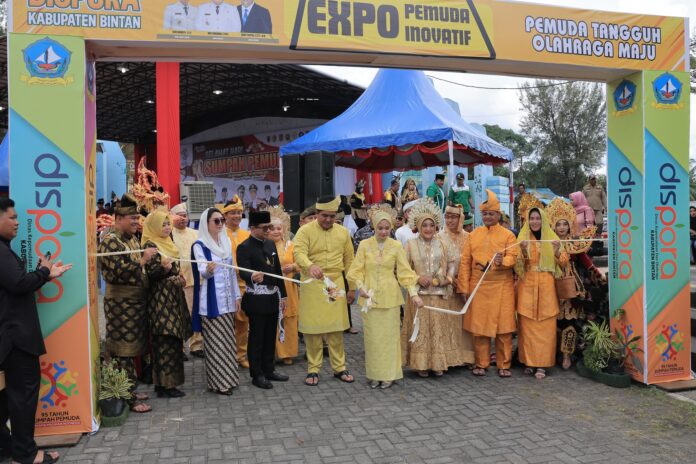 (Foto : abdi perdana - batamtv.com) Mulai dari Bupati Bintan Roby Kurniawan (tengah tanjak kuning) FKPD, Kepala OPD hingga Camat se-Kabupaten Bintan mengenakan pakaian adat nusantara dalam Upacara Peringatan Hari Sumpah Pemuda ke-95, Sabtu (28/10) di Lapangan Relief Antam Kijang. (Foto : abdi perdana - batamtv.com)
