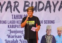 read news – Bupati Bintan Saksikan Pagelaran Budaya di Lagoi Bupati Bintan Roby Kurniawan dalam Acara yang merupakan rangkaian dalam Peringatan Hari Sumpah Pemuda ke-95 yang dilakukan masyarakat Desa Sebong Lagoi dengan menggelar pencak silat, reog, tarian daerah dan berbagai pertunjukkan tradisi lainnya. (Foto: abdi perdana - batamtv.com)