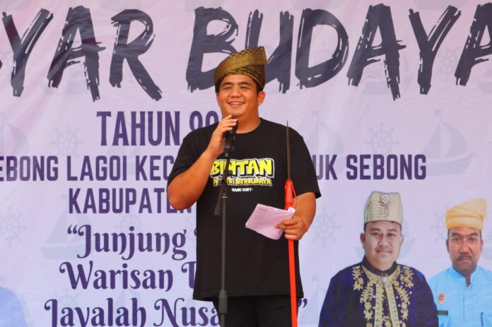 Bupati Bintan Roby Kurniawan dalam Acara yang merupakan rangkaian dalam Peringatan Hari Sumpah Pemuda ke-95 yang dilakukan masyarakat Desa Sebong Lagoi dengan menggelar  pencak silat, reog, tarian daerah dan berbagai pertunjukkan tradisi lainnya. (Foto: abdi perdana - batamtv.com)