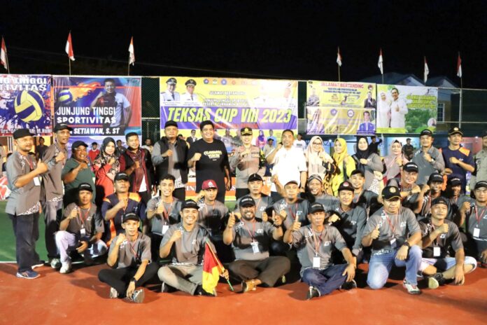 Bupati Bintan, Roby Kurniawan  (deret belakang, urutan tengah kaus hitam) usai membuka Turnamen Voli Teksas (Teluk Sasah) Cup ke-VIII Tahun 2023. Dikenal sebagai salah satu turnamen yang cukup bergengsi, Teksas Cup tahun ini mengusung slogan 