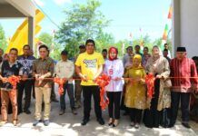 read news – Bupati Roby Kurniawan sambangi Kampung Kerupuk Bintan Bupati Bintan Roby Kurniawan (baju batik kuning) saat meresmikan Ruang Produksi dan Sarana Penunjang Sentra Industri Kerupuk Tahap II di Kampung Kerupuk, Sei Lekop Bintan, Minggu (29/10). (Foto : abdi perdana - batamtv.com)