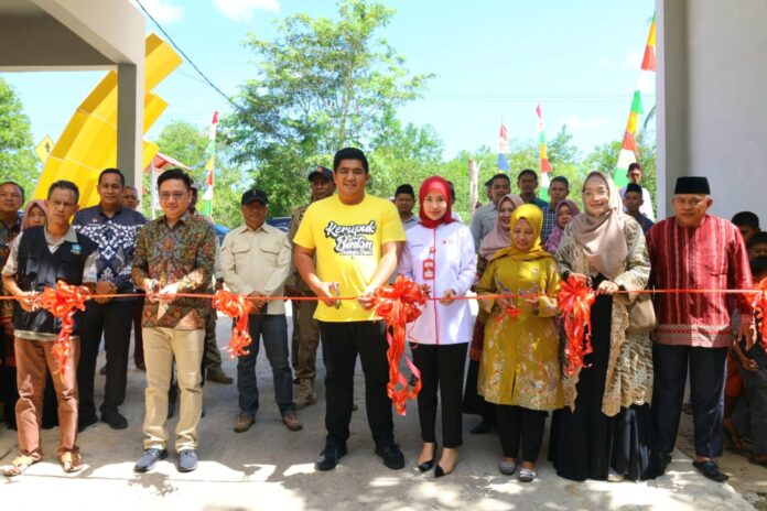 Bupati Bintan Roby Kurniawan (baju batik kuning) saat meresmikan Ruang Produksi dan Sarana Penunjang Sentra Industri Kerupuk Tahap II di Kampung Kerupuk, Sei Lekop Bintan, Minggu (29/10). (Foto : abdi perdana - batamtv.com)