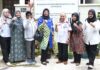 read news – Upaya Pemprov Atasi Peningkatan Kasus Kekerasan Terhadap Perempuan dan Anak Ketua TP PKK Kepri Dewi Ansar (tengah baju biru) saat berkunjung ke Rumah Singgah Unit Pelaksana Teknis Daerah (UPTD) Perlindungan Perempuan dan Anak (PPA) Provinsi Kepri Cabang Kota Batam di Komplek Koperasi Sekawan Pemerintah Kota Batam, Rabu (4/10). (Foto : muhammad amin - batamtv.com)