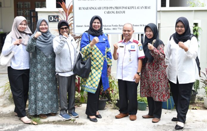 Ketua TP PKK Kepri Dewi Ansar (tengah baju biru) saat berkunjung ke Rumah Singgah Unit Pelaksana Teknis Daerah (UPTD) Perlindungan Perempuan dan Anak (PPA) Provinsi Kepri Cabang Kota Batam di Komplek Koperasi Sekawan Pemerintah Kota Batam, Rabu (4/10). (Foto : muhammad amin - batamtv.com)
