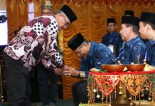 read news – Pengurus Daerah Kerukunan Bubuhan Banjar (KBB) Kota Batam Dikukuhkan Setdako Batam , Jefridin (batik) saat mengukuhkan terbentuknya Pengurus Daerah Kerukunan Bubuhan Banjar (KBB) Kota Batam Masa Bakti 2021-2026, Kota Batam. (Foto : muhammad amin - batamtv.com)