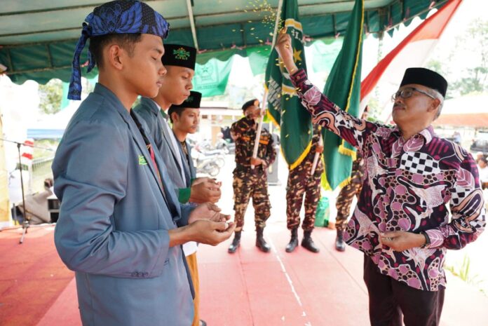 Setdako Batam Jefridin (Kanan) saat menghadiri acara Majelis Wakil Cabang Nahdatul Ulama (MWCNU)Kecamatan Sekupang yang menggelar acara peringatan Maulid Nabi Besar Muhammad SAW . Acara digelar di Masjid Al Ikhlas Perumahan Shangrilla, Minggu (1/10/2023).(Foto : muhammad amin - batamtv.com)