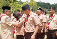 read news – Kukuhkan Saka Wanabakti, Jefridin Ajak Pramuka Lestarikan Hutan dan Lingkungan Jefridin (kiri) Ketua Kwartir Cabang (Kwarcab) Gerakan Pramuka Kota Batam, Jefridin, M.Pd. melantik Majelis Pembimbing, Pimpinan dan Dewan Satuan Karya (Saka) Wanabakti Tingkat Cabang Kota Batam Kader Konservasi Bina Cinta Alam Masa Bakti 2023-2028, di Taman Wisata Alam Muka Kuning, Minggu (8/10/2023). (Foto : abyaqsa ramadan - batamtv.com)