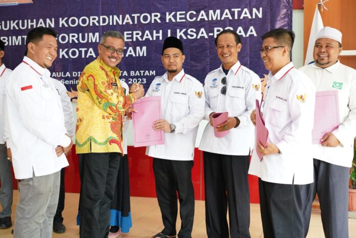 Jefridin (kedua dari kiri) Setdako Batam Acara Bimtek ini disejalankan dengan pengukuhan  secara resmi Koordinator Kecamatan Forum Daerah Lembaga Kesejahteraan Sosial Anak – Panti Sosial Anak Asuhan (LKSA-PSAA) Kota Batam Periode 2023-2026, di Aula Pertemuan Dinas Pemuda Olahraga, Senin (2/10/2023). (Foto : abyaqsa ramadan - batamtv.com)
