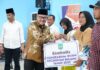 read news – Silaturahmi Bersama RT/RW/PMB/IPIM dan BMGQ se-Kecamatan Bulang Setdako Batam Jefridin saaat mendampingi HM Rudi di Setokok menyerahkan bantuan . (Foto : muhammad amin - batamtv.com)