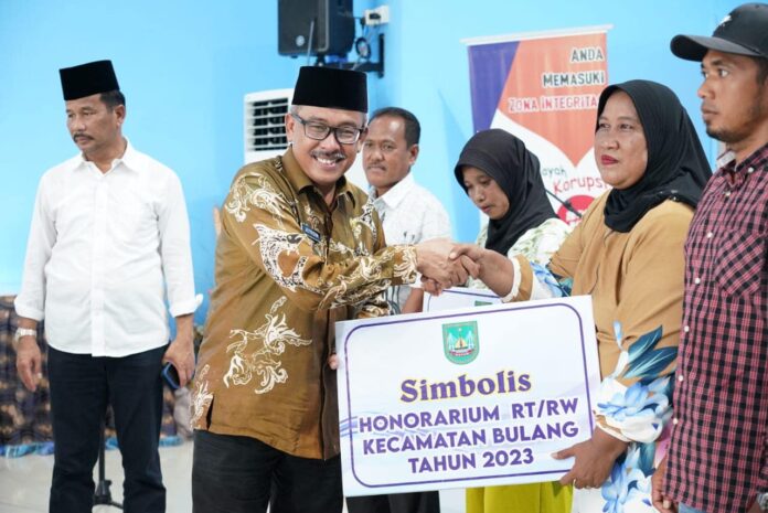 Setdako Batam Jefridin saaat mendampingi HM Rudi di Setokok menyerahkan bantuan . (Foto : muhammad amin - batamtv.com)
