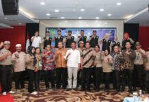 read news – Pilar-Pilar Sosial di Batam Silaturahim dengan Walikota Batam Silturahmi Wali Kota Batam dihadiri HM Rudi (tengah baju putih). Pilar-Pilar Sosial di Hotel Golden View, Kamis (19/10/2023). Pilar- pilar sosial tersebut yang terdiri dari Pekerja Sosial Masyarakat (PSM), Karang Taruna (KT), Lembaga Kesejahteraan Sosial (LKS), Tenaga Kesejahteraan Sosial Kecamatan (TKSK) Posyandu, Tagana, Pencacah, dan sebagainya. (Foto : abyaqsa ramadan - batamtv,com)