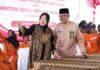 read news – Batam Terima Tiga Kapal Bantuan untuk Pelajar Menteri Sosial RI, Tri Rismaharini (kiri) didampingi Setdako Batam Jefridin saat menyerahkan tiga unit kapal angkut untuk transportasi anak sekolah di Pulau Bertam, Pulau Gara dan Pulau Lingka Kecamatan Belakang Padang. (Foto : abyaqsa ramadan - batamtv.com)