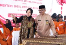 read news – Batam Terima Tiga Kapal Bantuan untuk Pelajar Menteri Sosial RI, Tri Rismaharini (kiri) didampingi Setdako Batam Jefridin saat menyerahkan tiga unit kapal angkut untuk transportasi anak sekolah di Pulau Bertam, Pulau Gara dan Pulau Lingka Kecamatan Belakang Padang. (Foto : abyaqsa ramadan - batamtv.com)