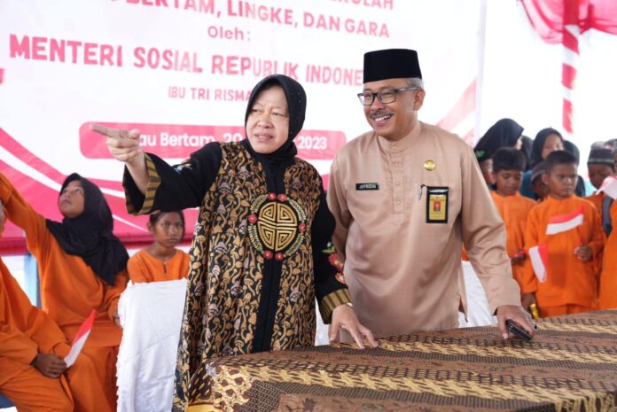 Menteri Sosial RI, Tri Rismaharini (kiri) didampingi Setdako Batam Jefridin saat   menyerahkan tiga unit kapal angkut untuk transportasi anak sekolah di Pulau Bertam, Pulau Gara dan Pulau Lingka Kecamatan Belakang Padang. (Foto : abyaqsa ramadan - batamtv.com)