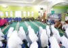 read news – Peran BKMT dalam Meningkatkan Kualitas Keimanan Setdako Batam , Jefridin (pegang mix) menghadiri acara wirid yang digelar Badan Kontak Majelis Taklim (BKMT) Kecamatan Nongsa di Masjid Nurul Hidayah RW.01 Kampung Tua Kelurahan Batu Besar Kecamatan Nongsa, Senin (23/10/2023) (Foto : abyaqsa ramadan - batamtv.com)