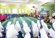 read news – Peran BKMT dalam Meningkatkan Kualitas Keimanan Setdako Batam , Jefridin (pegang mix) menghadiri acara wirid yang digelar Badan Kontak Majelis Taklim (BKMT) Kecamatan Nongsa di Masjid Nurul Hidayah RW.01 Kampung Tua Kelurahan Batu Besar Kecamatan Nongsa, Senin (23/10/2023) (Foto : abyaqsa ramadan - batamtv.com)