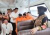 read news – Menteri Risma Uji Coba Kapal untuk Anak Sekolah di Pulau-pulau Menteri Sosial (Mensos) RI, Tri Rismaharini (kanan) didampingi Wali Kota Batam, Muhammad Rudi, mencoba kapal baru bersama pelajar di Pulau Bertam, Belakang Padang, Batam, Jumat (20/10/2023). (Foto : abyaqsa ramadan - batantv.com )