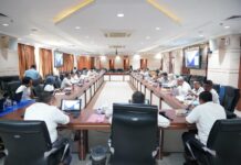 read news – Rapat Pertimbangan Forum Penataan Ruang Daerah Digelar di Kantor Walikota Batam Setdako Batam Jefridin memimpin Rapat Pertimbangan Forum Penataan Ruang Daerah (FPRD) Kota Batam digelar di Kantor Walikota Batam, pada Rabu (25/10/2023). Dalam Rapat tersebut dilakukan pengkajian atas Permohonan Persetujuan Kesesuaian Kegiatan Pemanfaatan Ruang (PKKPR) di Kota Batam, Bulan Oktober 2023. (Foto : abyaqsa ramadan - batamtv.com)