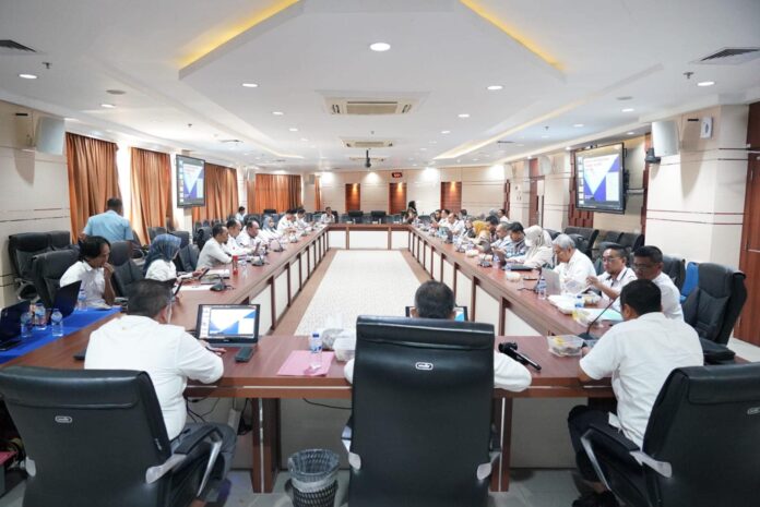 Setdako Batam Jefridin memimpin Rapat Pertimbangan Forum Penataan Ruang Daerah (FPRD) Kota Batam digelar di Kantor Walikota Batam, pada Rabu (25/10/2023). Dalam Rapat tersebut dilakukan pengkajian atas Permohonan Persetujuan Kesesuaian Kegiatan Pemanfaatan Ruang (PKKPR) di Kota Batam, Bulan Oktober 2023. (Foto : abyaqsa ramadan - batamtv.com)