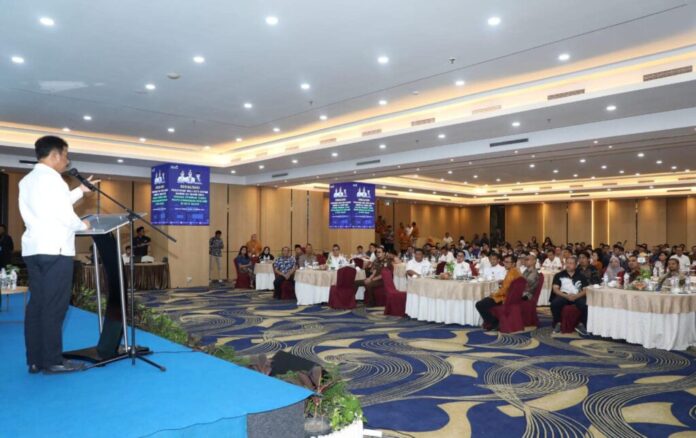 HM Rudi dihadapan Wajib Pajak saat menghadiri Sosialisasi Perwako Batam No 63 Tahun 2023 tentang Pedoman Teknis Penyelenggaraan Reklame Kota Batam di Hotel AP Premier Batam, Rabu (25/10/2023). (Foto : muhammad amin - batamtv.com)