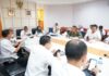 read news – Proyek Strategis Pemko Batam yang Diusulkan Harus Sesuai RPJMD Untuk menentukan proyek strategis Pemko Batam, Rabu (25/10/2023) digelar rapat pembahasan proyek strategis yang dipimpin Sekretaris Daerah Kota Batam, Jefridin, M.Pd. (sisi kiri) berkacamata) (Foto : muhammad amin - batamtv.com)
