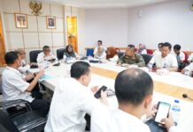 read news – Proyek Strategis Pemko Batam yang Diusulkan Harus Sesuai RPJMD Untuk menentukan proyek strategis Pemko Batam, Rabu (25/10/2023) digelar rapat pembahasan proyek strategis yang dipimpin Sekretaris Daerah Kota Batam, Jefridin, M.Pd. (sisi kiri) berkacamata) (Foto : muhammad amin - batamtv.com)