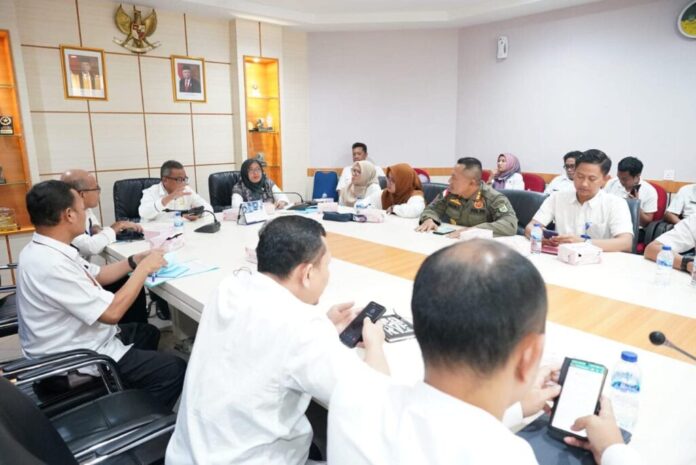 Untuk menentukan proyek strategis Pemko Batam, Rabu (25/10/2023) digelar rapat pembahasan proyek strategis yang dipimpin Sekretaris Daerah Kota Batam, Jefridin, M.Pd. (sisi kiri) berkacamata) (Foto : muhammad amin - batamtv.com)