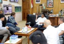 read news – Walikota Batam Sebut Pembangunan Batam jadi Daya Tarik Pariwisata Walikota Batam Muhammad Rudi (tengah kemeja putih), saat menerima Kunjungan Kerja (Kunker) Konsul Amerika Serikat (AS) di Konsulat AS Medan, Bernard C. Uadan, di Kantor Wali Kota Batam, Rabu (25/10/2023). (Foto : abyaqsa ramadan - batamtv.com)