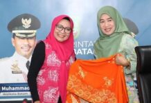 read news – Penurunan Angka Stunting Didukung PKK Kota Batam Ketua II TP PKK Kota Batam Hariyanti Jefridin (kiri) saat menerima kunjungan studi tiru TP PKK Kabupaten Kerinci, Nilil Husna Adirozal di Batam . (Foto : muhammad amin - batamtv.com)