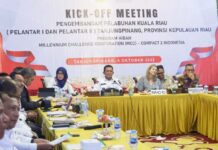 read news – Gubernur Kepri Ikuti Kick Off Pengembangan Pelabuhan Kuala Riau Gubernur Kepulauan Riau H. Ansar Ahmad (tengah) dalam rapat pengembangan Pelabuhan Kuala Riau itu sangat mendesak untuk dilakukan karena pelabuhan tersebut berfungsi sebagai pintu masuk utama logistik untuk masyarakat Tanjungpinang. (Foto : dwi susilo - batamtv.com)