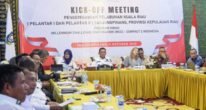 Gubernur Kepulauan Riau H. Ansar Ahmad (tengah) dalam rapat  pengembangan Pelabuhan Kuala Riau itu sangat mendesak untuk dilakukan karena pelabuhan tersebut berfungsi sebagai pintu masuk utama logistik untuk masyarakat Tanjungpinang. (Foto : dwi susilo - batamtv.com)