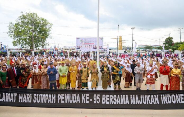 Gubernur Kepri Ansar Ahmad (deret depan kelima dari kanan) saat menjadi Pembina Upacara Peringatan Hari Sumpah Pemuda Ke-95 Tahun 2023 Tingkat Provinsi Kepulauan Riau berlangsung meriah di Gedung Daerah Tanjungpinang, Sabtu (28/10).(Foto : dwi susilo - batamtv.com)