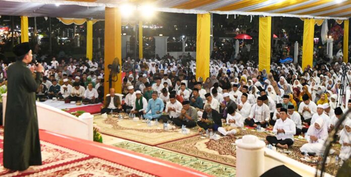 Penceramah kondang ustadz Syamsuddin Nur Makka (berdiri) saat ceramah. Gubernur Ansar dalam sambutannya menyampaikan bahwa Maulid Nabi dan Tabligh Akbar merupakan sebuah momentum guna menjadikan Nabi Muhammad SAW sebagai suri teladan dalam membangun Kebhinekaan. (Foto : dwi susilo - batamtv.com)