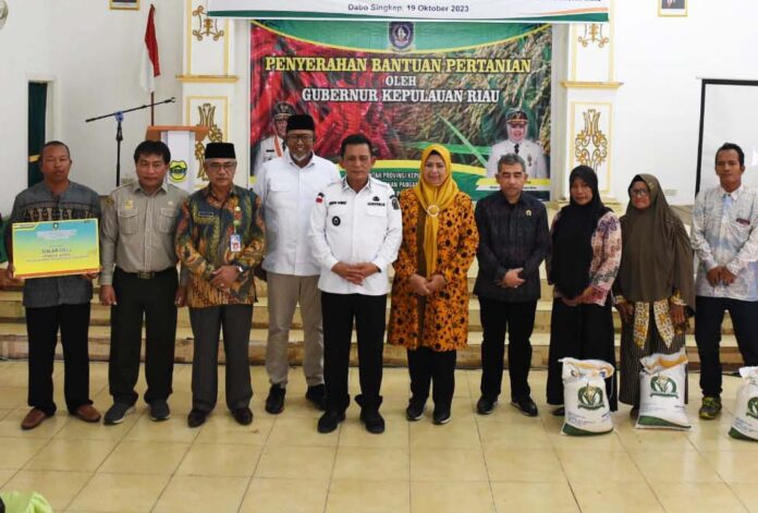 (Foto : abdi perdana - batamtv.com) Gubernur Kepri Ansar Ahmad (tengah baju putih) saat kunjungan kerjanya ke Kabupaten Lingga menyerahkan berbagai bantuan untuk masyarakat Lingga, baik di bidang pertanian, pangan, perikanan, maupun rumah ibadah di Gedung Nasional Dabo, Kamis (19/10). (Foto : abdi perdana - batamtv.com)