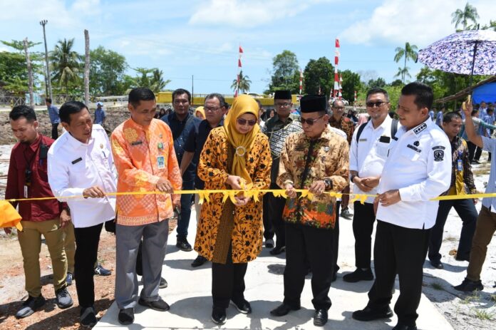 Ketua TP-PKK Provinsi Kepri Hj. Dewi Kumalasari Ansar  meresmikan Jalan akses yang memiliki panjang 125 m x 2,5 m ini dibangun dengan anggaran sebesar Rp180 juta. Dalam Peresmian yang dilakukan Kamis (19/10), juga  disaksikan Gubernur Kepri H. Ansar Ahmad.  (Foto : abdi perdana - batamtv.com)